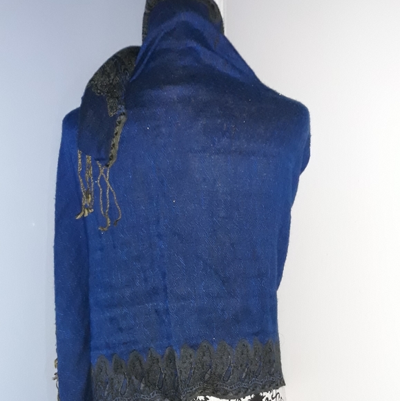 Beautiful Wrap Shawl - Picture 3 of 4